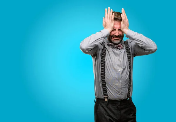 Hombre Mediana Edad Con Barba Pajarita Aterrorizada Nerviosa Expresando Ansiedad —  Fotos de Stock