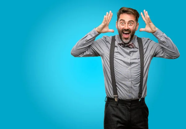 Hombre Mediana Edad Con Barba Pajarita Feliz Sorprendido Animando Expresando —  Fotos de Stock