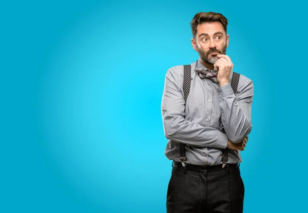 Homem Meia Idade Com Barba Gravata Pensando Olhando Para Cima — Fotografia de Stock