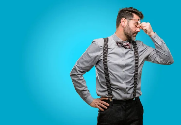 Hombre Mediana Edad Con Barba Pajarita Con Expresión Somnolienta Sobrecargado —  Fotos de Stock