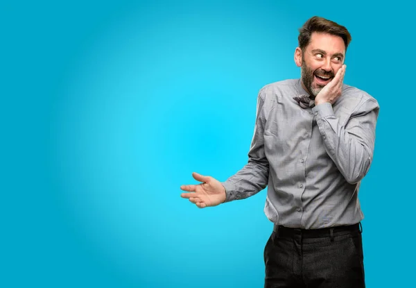 Hombre Mediana Edad Con Barba Pajarita Tan Feliz Confiado Mostrando —  Fotos de Stock