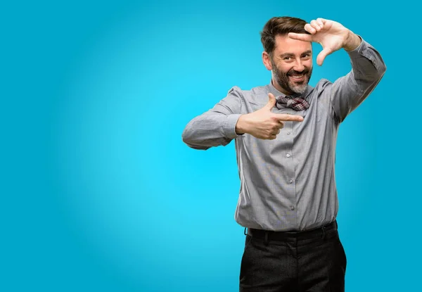 中年男子 与胡子和弓领带自信和快乐的显示双手的相机 构图和框架手势 — 图库照片