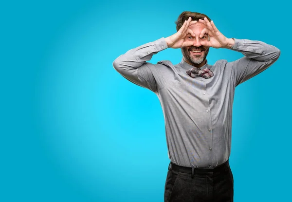 Middelbare Leeftijd Man Met Baard Strikje Kijken Camera Door Vingers — Stockfoto