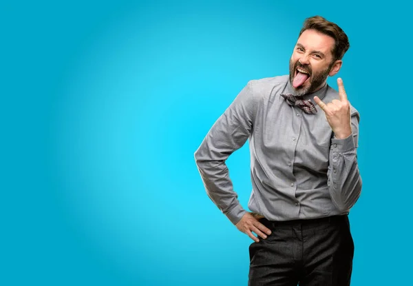 Homem Meia Idade Com Barba Laço Fazendo Símbolo Rocha Com — Fotografia de Stock