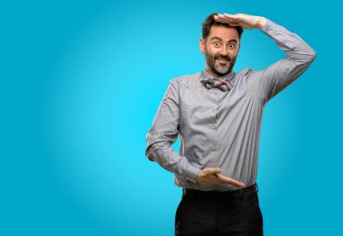 Orta yaş adam, sakal ve papyon bir şey, tutan boyutu kavramı