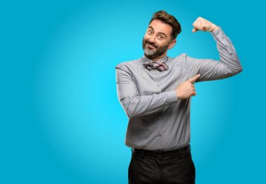 Orta yaş adam, sakal ve yay ile kravat işaretleme pazı gücü ve spor salonu konsept, sağlıklı yaşam ifade onun iyi