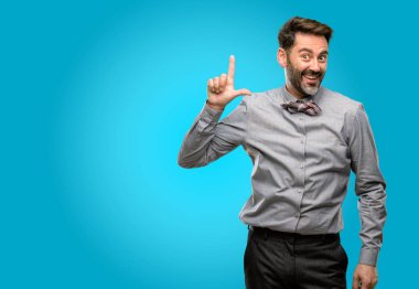 Orta yaş adam, sakal ve papyon uzak yan parmak ile işaret