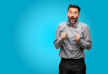 Orta yaş adam, sakal ve papyon mutlu ve ifade wow jest tezahürat