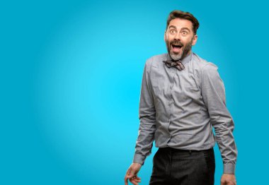 Orta yaş adam, sakal ve papyon mutlu ve ifade wow jest tezahürat