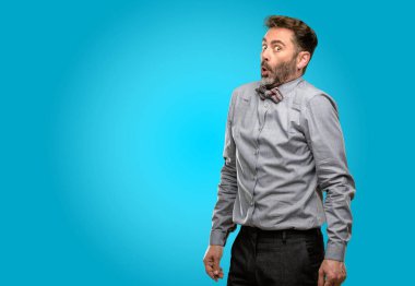 Orta yaş adam, sakal ve papyon mutlu ve ifade wow jest tezahürat