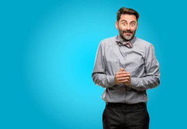 Orta yaş adam, sakal ve papyon kendinden emin ve mutlu büyük bir doğal gülümseme ile