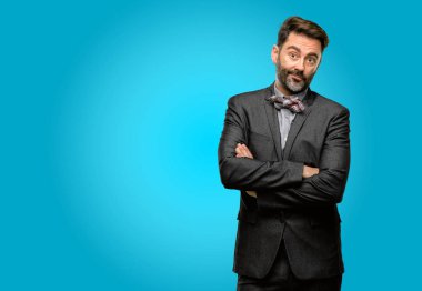 Orta yaş adam, sakal ve papyon kendinden emin ve mutlu bir büyük doğal gülümseme gülmek ile çapraz kollu