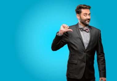 Orta yaş adam, sakal ve papyon gurur, heyecanlı ve küstah, zafer yüzü ile işaret