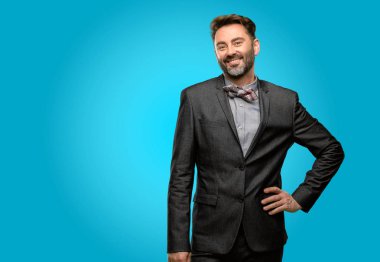 Orta yaş adam, sakal ve papyon kendinden emin ve mutlu bir büyük doğal ile smile gülüyor