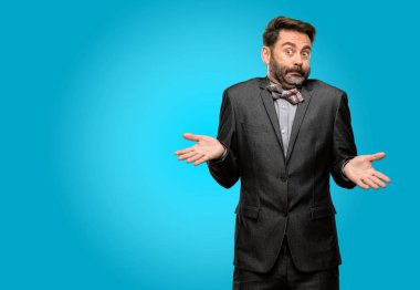 Orta yaş adam, sakal ve papyon şüphe ifade, şaşırtmak ve kavramı, belirsiz gelecek merak ediyorum