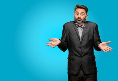 Orta yaş adam, sakal ve papyon şüphe ifade, şaşırtmak ve kavramı, belirsiz gelecek merak ediyorum