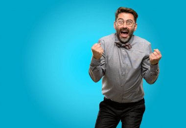 Orta yaş adam, büyük başarı, güç, enerji ve olumlu duygular ifade sakal ve papyon mutlu ve heyecanlı kutluyor zafer. Yeni iş neşeli kutluyor