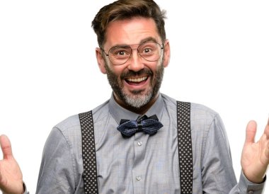 Beyaz arka plan üzerinde izole sakal ve papyon mutlu ve tezahürat ifade wow hareketi ile orta yaş erkek