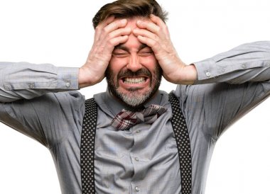 Orta yaş adam, sakal ve papyon stresli tutmak ellerini kafasına, panik içinde dehşete beyaz arka plan üzerinde izole bağırarak