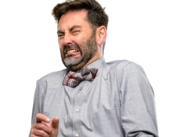 Dur jest, bir savunma olarak ellerini tutarak orta yaş adam, sakal ve papyon tiksinti ve kızgın, beyaz arka plan üzerinde izole bağırarak