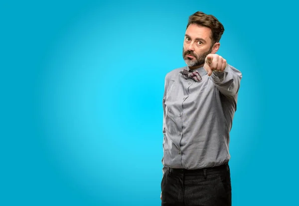 Homem Meia Idade Com Barba Laço Apontando Para Frente Com — Fotografia de Stock