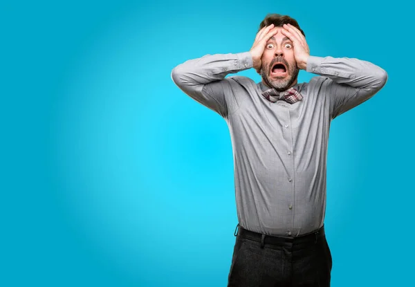 Középkorú Férfi Kezével Szakáll Csokornyakkendő Stresszes Vezetése Fejét Rémült Pánik — Stock Fotó
