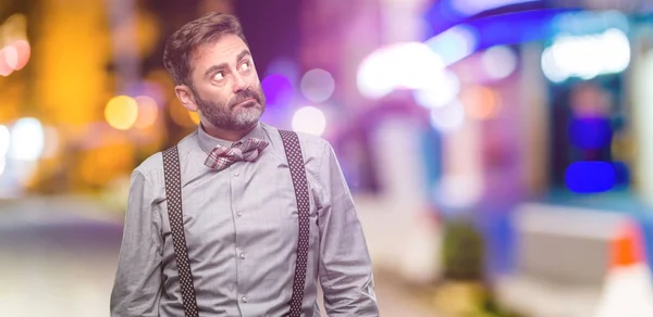 Homem Meia Idade Com Barba Laço Empatar Expressão Dúvida Confundir — Fotografia de Stock