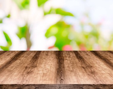 Ahşap boş masa kurulu önünde arka plan bulanık. -Ebilmek var olmak 