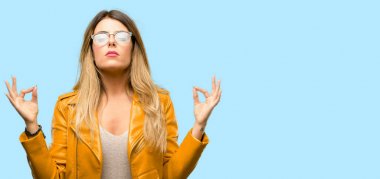 Güzel genç kadın meditasyon ve gevşeme ifade iki elinle ok işareti jest yapıyor