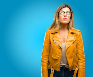 Güzel genç kadın kendinden emin ve mutlu bir büyük doğal gülümseme gülmek, mavi arka planı arıyorum