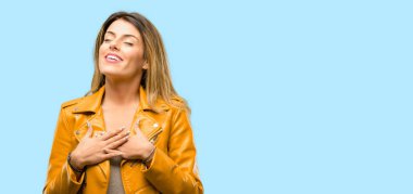 Çekici gülümseme sevgi ve sempati göstermek isteyen kalp üzerinde el ele tutuşarak sahip güzel ve genç birbayan