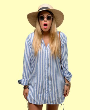 Panik ve korku ifade şokta, güneş gözlüğü ve yaz şapka giyen genç kadın korkuttu