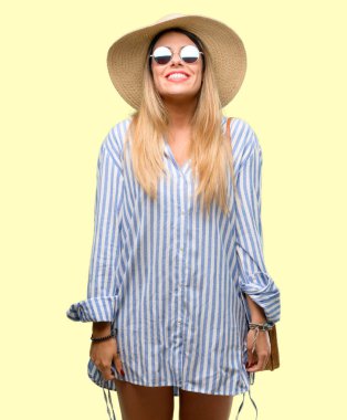 Güneş gözlüğü ve düşünme ve şüphe ve merak ifade arıyorum yaz şapka giyen genç kadın