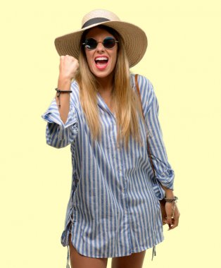 Güneş gözlüğü ve yaz şapka giyen genç kadın rahatsız ve kızgın negatif duygu ifade, birisi ile rahatsız