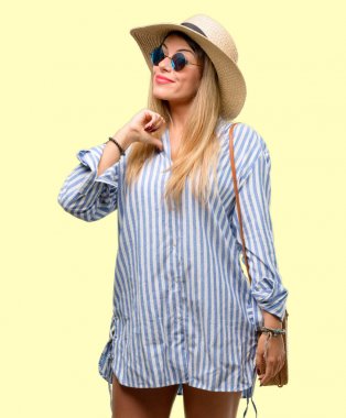 Genç kadın güneş gözlüğü ve yaz şapka gurur, heyecanlı ve küstah, zafer yüzü ile işaret