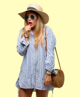 Güneş gözlüğü ve yaz şapka hasta ve öksürük, astım veya bronşit, tıp kavramı acı genç kadın