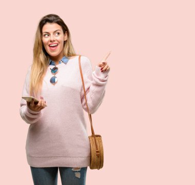 Uzak yan parmak ile işaret eden genç moda kadın