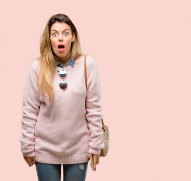 Panik ve korku ifade şokta, genç moda kadın korkuttu