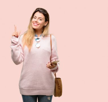 Genç Moda kadın mutlu ve yukarı dönük ifade wow jest tezahürat