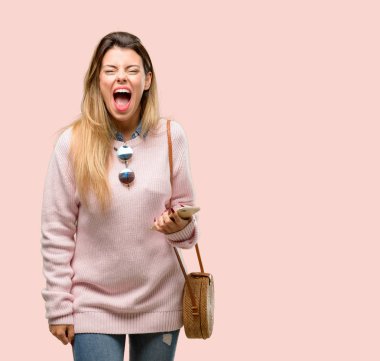 Bıkkın ve hayal kırıklığına uğramış genç trendy kadın stresli, panik, korku içinde. Hoş bir jest. İş sataşmak beni çıldırtıyor