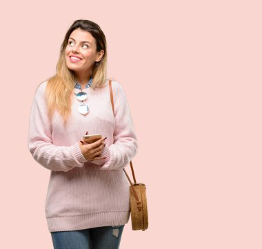 Düşünme ve şüphe ve merak ifade arıyorum genç moda kadın