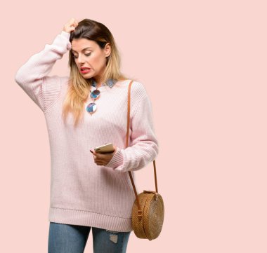 Genç Moda kadın şüphe ifade, şaşırtmak ve kavramı, belirsiz gelecek merak ediyorum