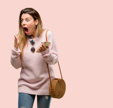 Genç Moda kadın stresli kafasına, panik içinde dehşete ellerini tutmak, bağırarak