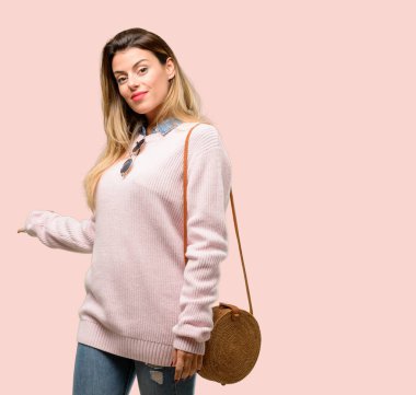 Genç Moda kadın kendinden emin ve mutlu bir büyük doğal gülümseme davet ile girmek için