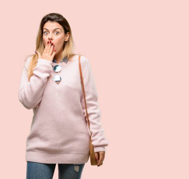 Genç Moda kadın şok ağzına kapakları, sessizlik ve hata kavramlar, korkmuş ifade utangaç, görünüyor