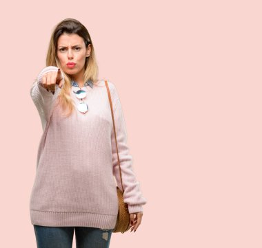 İşaret parmağı ile ön genç moda kadın