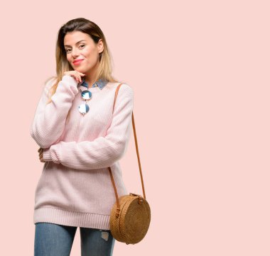 Düşünme ve şüphe ve merak ifade arıyorum genç moda kadın