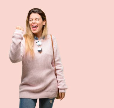 Genç Moda kadın sinirli ve öfkeli olumsuz duygu, biriyle rahatsız ifade