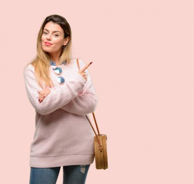 Uzak yan parmak ile işaret eden genç moda kadın