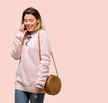 Genç Moda kadın bir smartphone cep telefonu kullanarak konuşmak mutlu